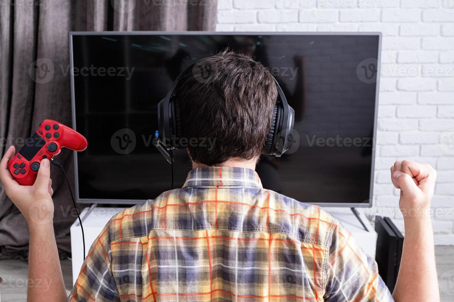 retrovisor de um jovem jogando videogame em casa foto