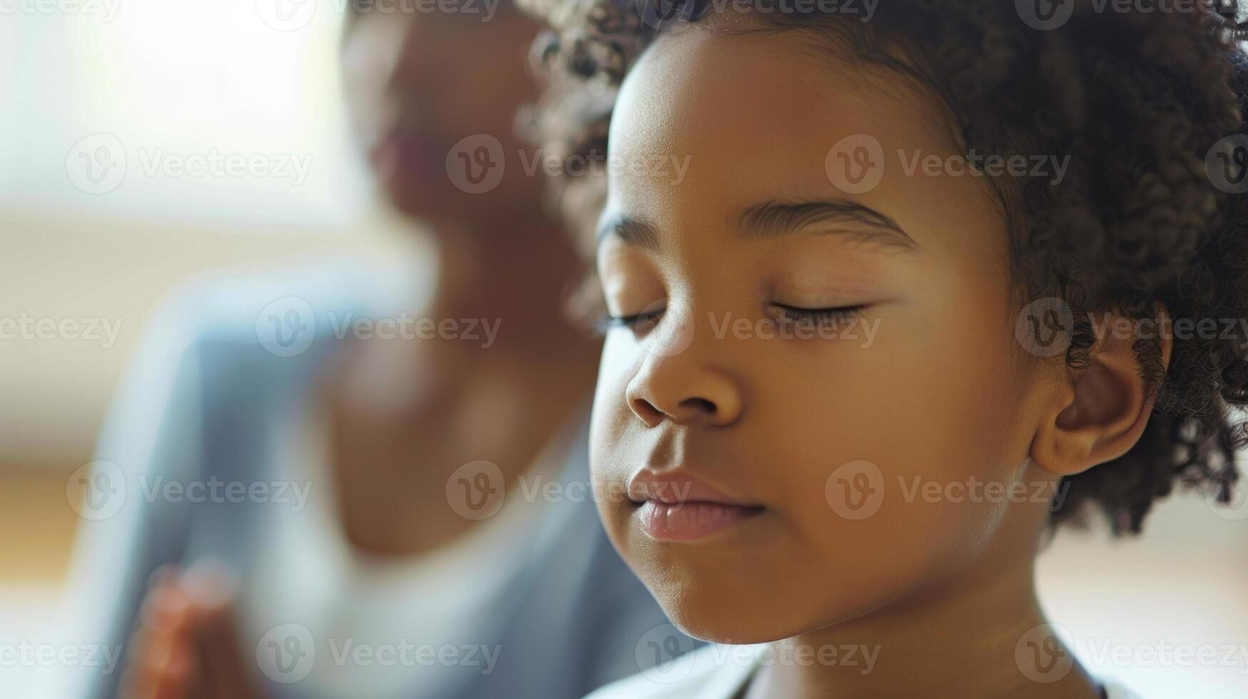 uma pai e criança praticando ioga juntos com sereno expressões em seus rostos foto