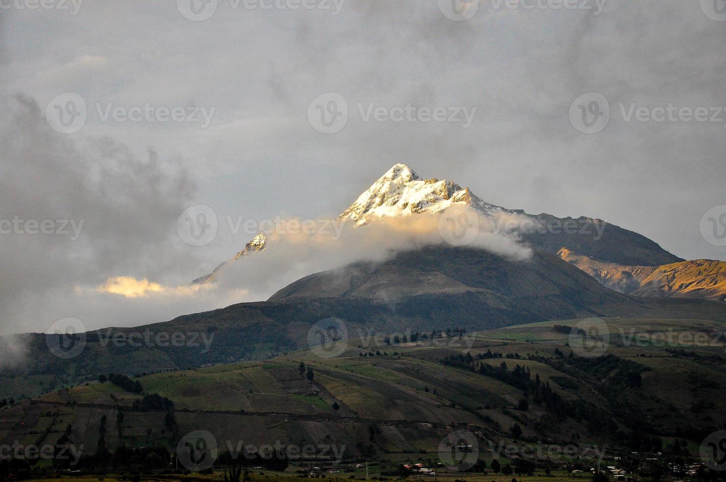 vulcão ilinizas, equador foto