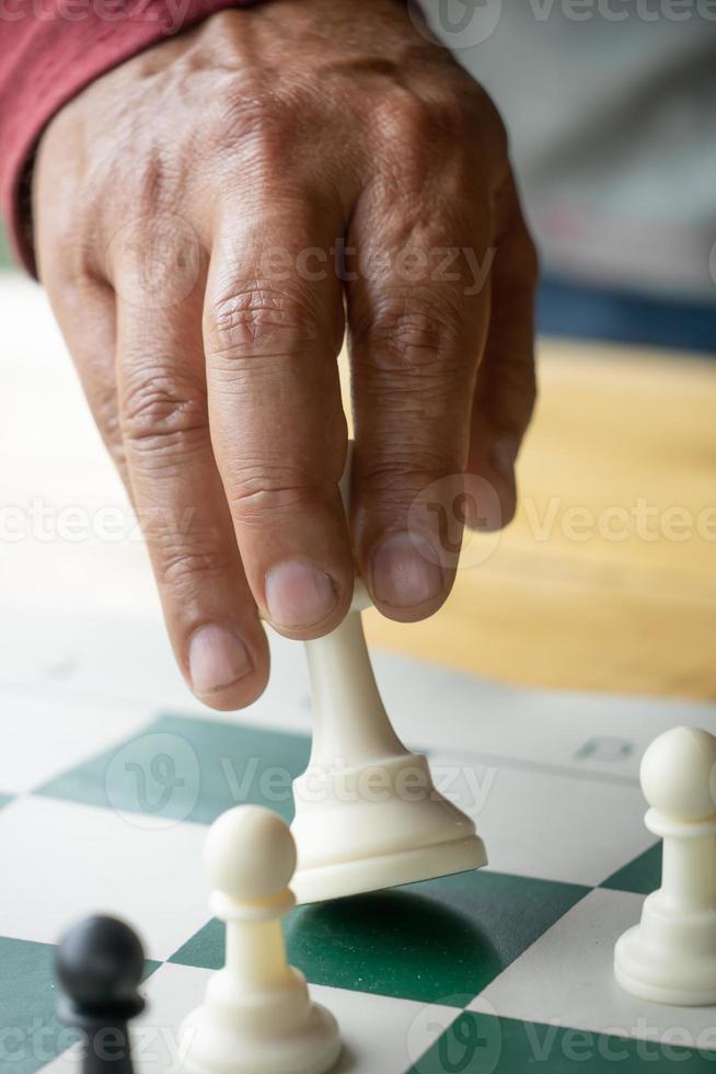 um homem jogando xadrez foto