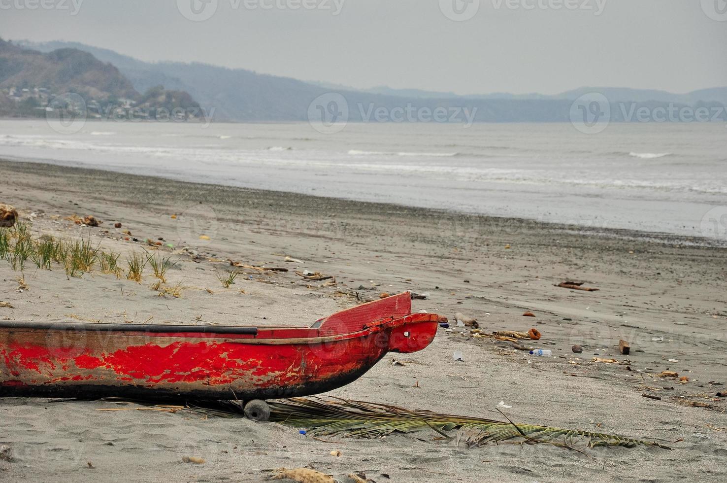 canoa vermelha ca na praia foto