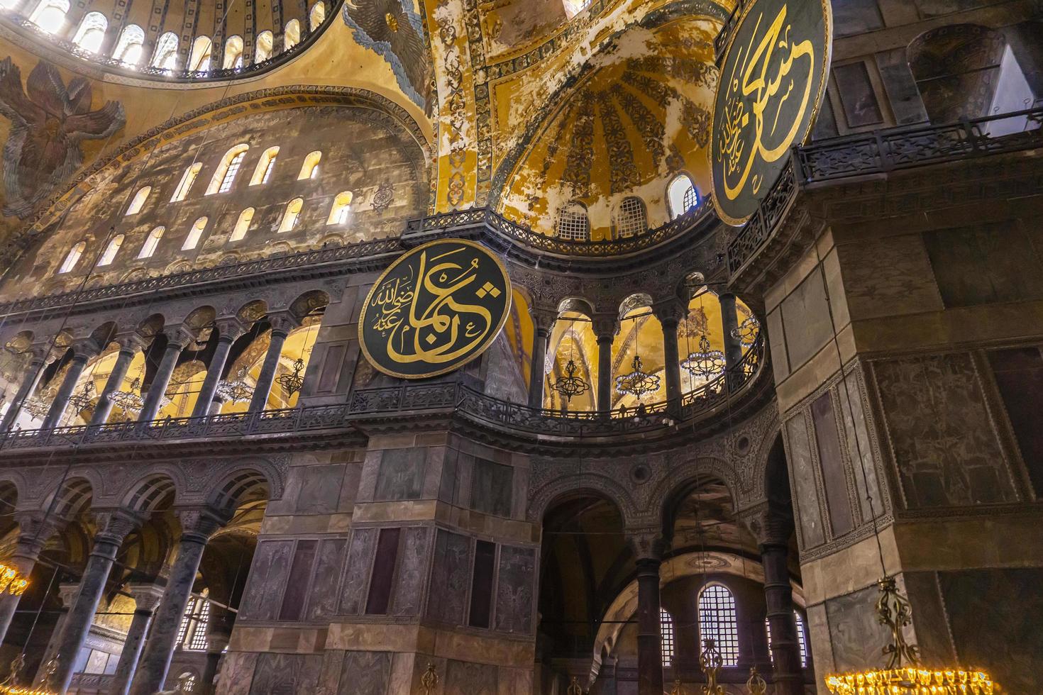 istambul, turquia, 10 de novembro de 2019 - interior de hagia sophia em istambul, turquia. por quase 500 anos, hagia sophia serviu de modelo para muitas outras mesquitas otomanas. foto