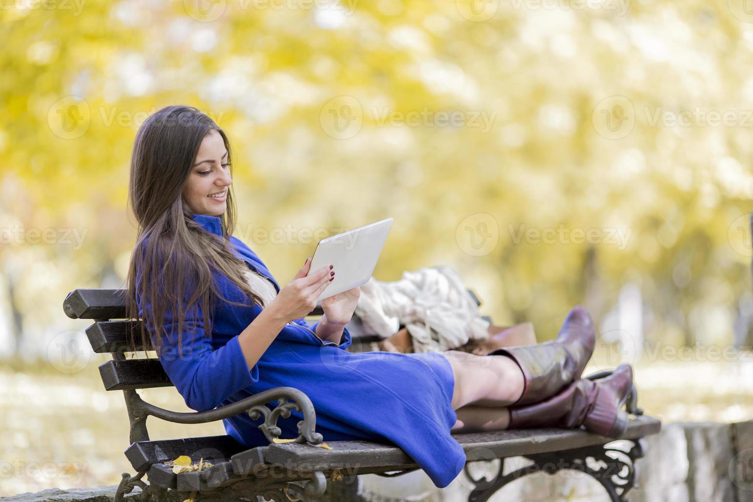 mulher com tablet no parque foto