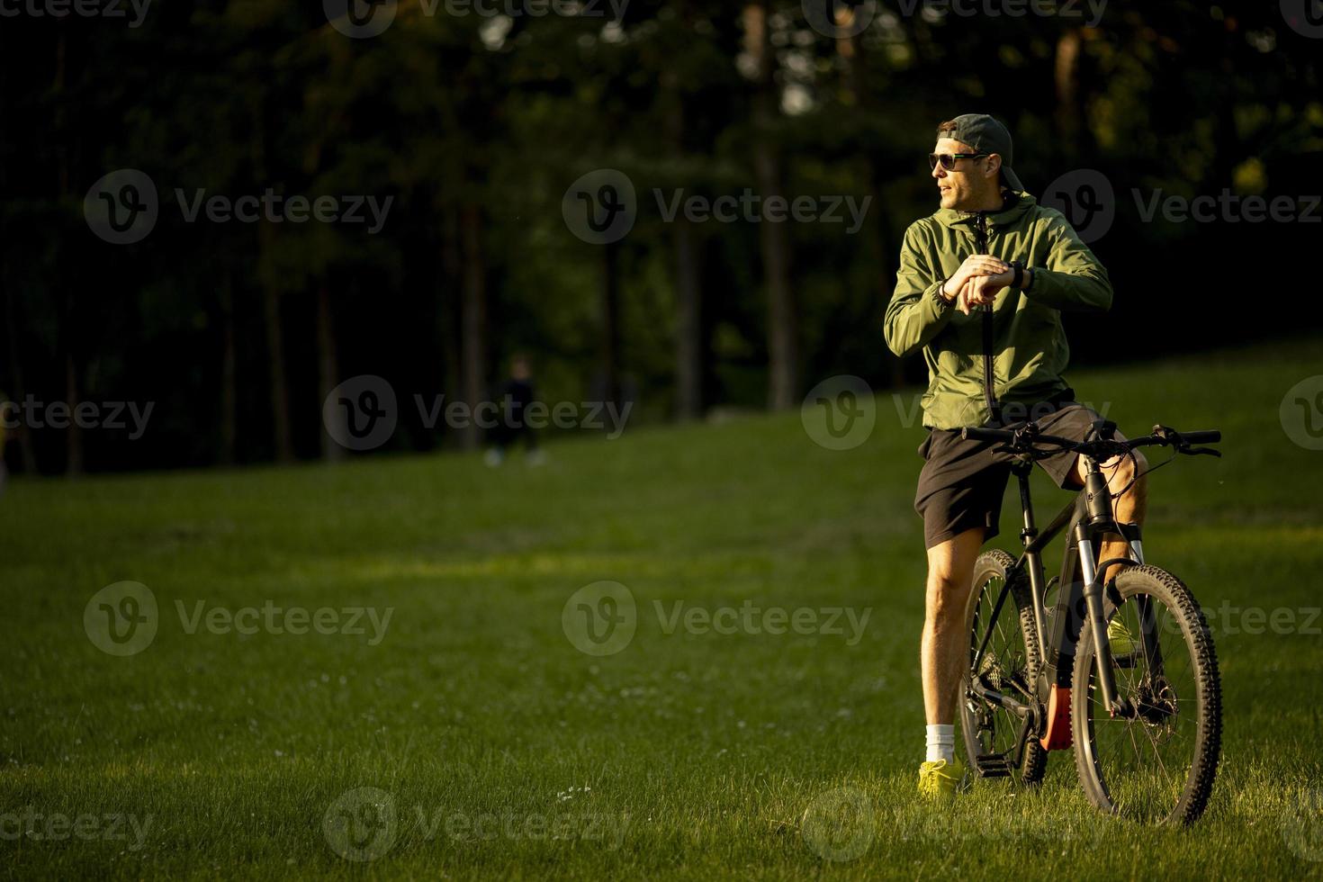 jovem andando de bicicleta no parque foto