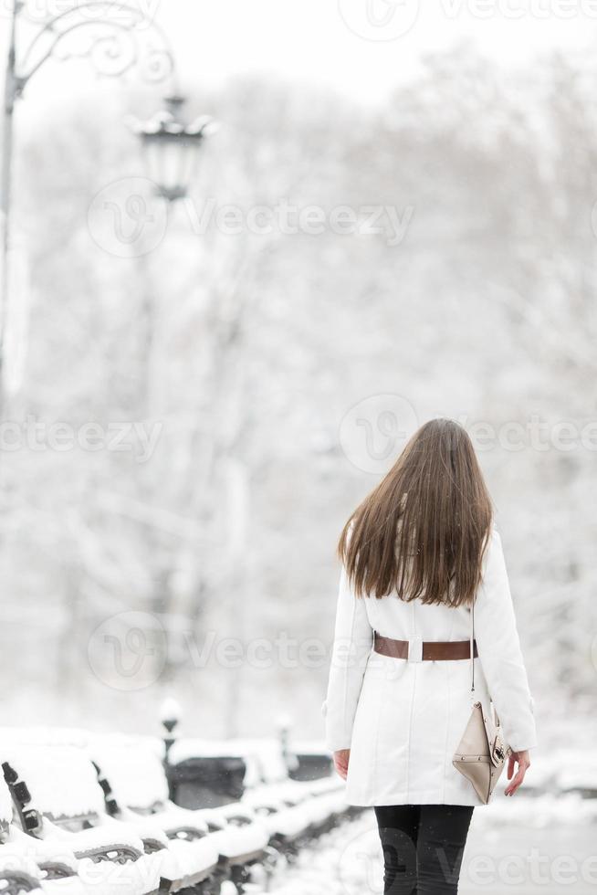 jovem mulher no inverno foto