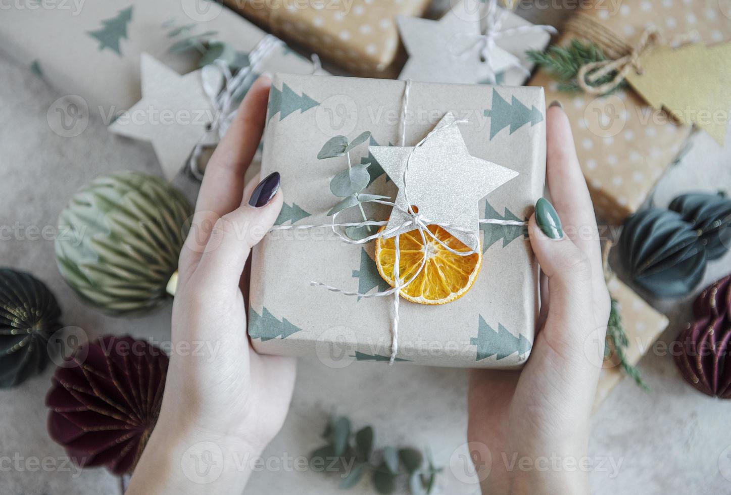 mulher dando um presente de natal foto