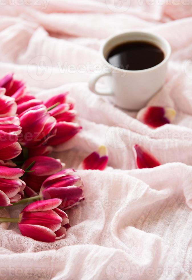 xícara de café e tulipas cor de rosa foto