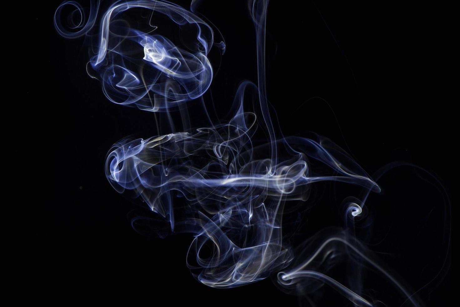 abstrato luz azul realista névoa de fumaça sobreposição de textura de refração natural no preto. foto