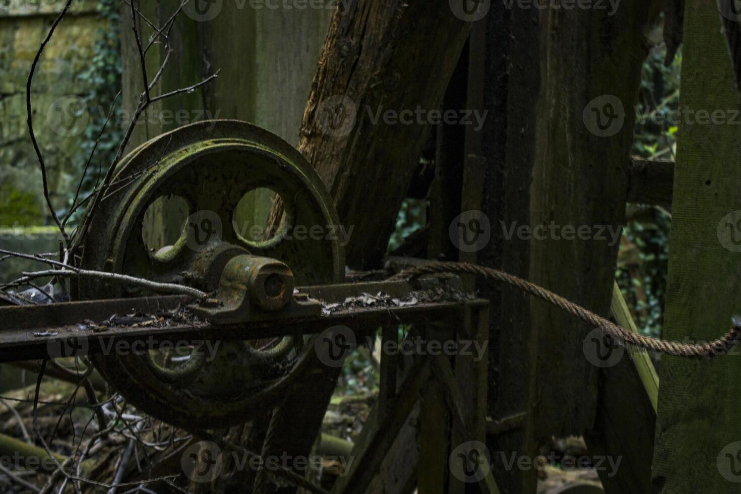 maquinário industrial abandonado foto