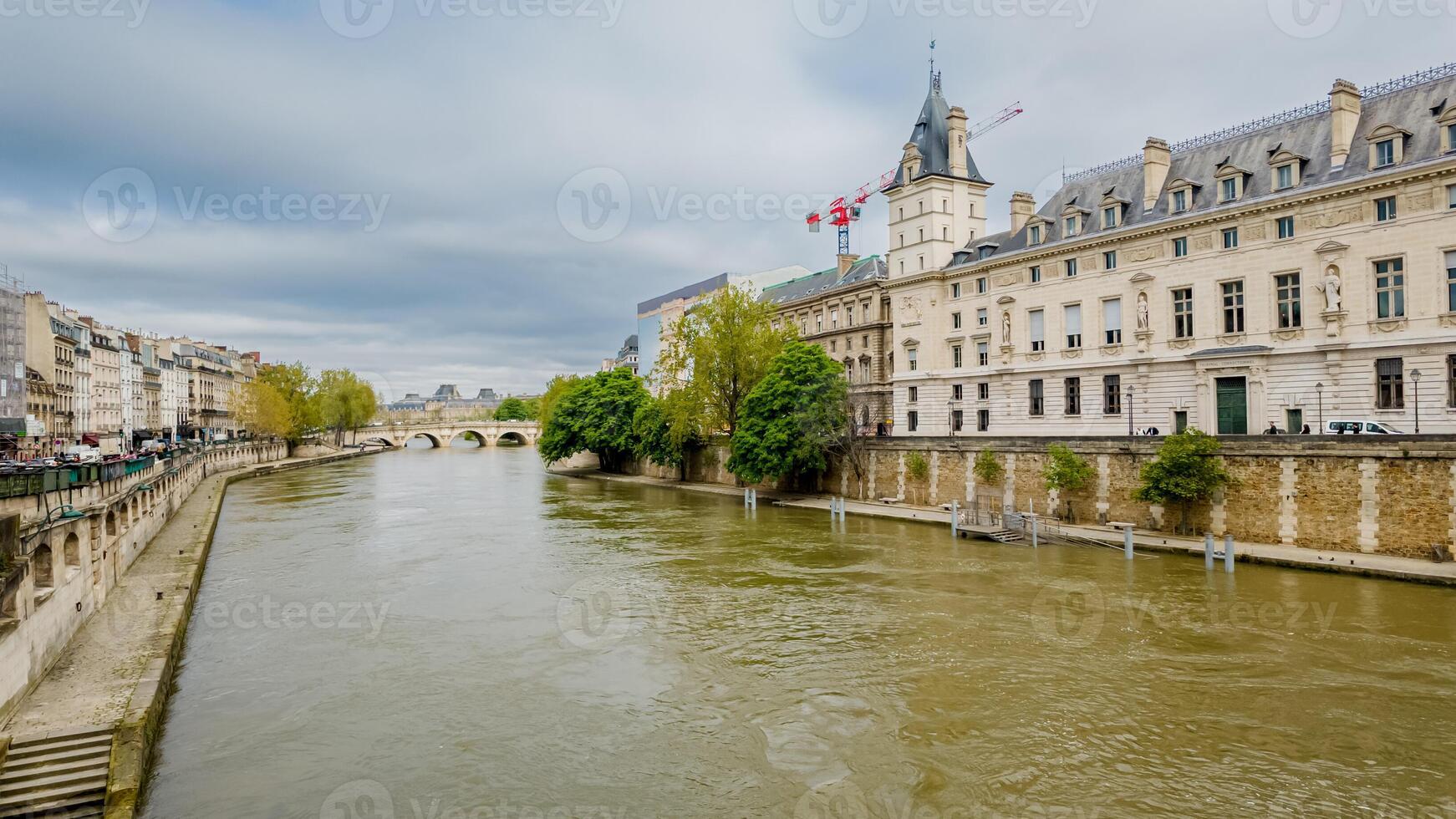 nublado Visão do cerco rio com histórico arquitetura dentro Paris, França, ideal para viagem ou arquitetura temas, especialmente europeu herança dias foto