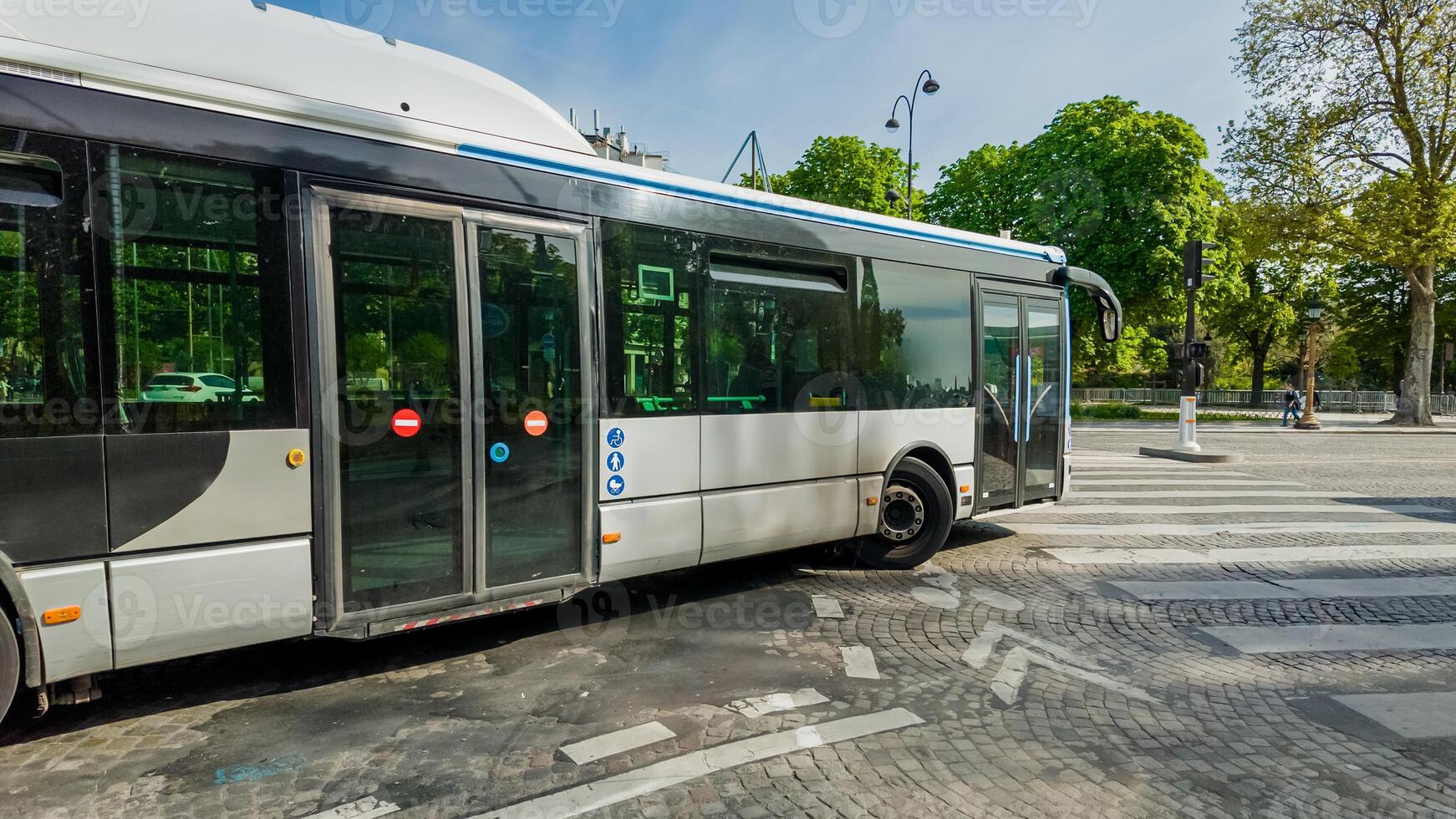 moderno cidade ônibus às uma pedestre cruzando em uma ensolarado dia, representando público transporte e urbano vida, adequado para de Meio Ambiente e mobilidade conceitos foto