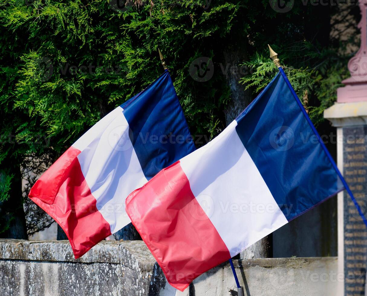 francês bandeira flutuando com a vento, nacional símbolo, azul, branco, vermelho, celebração dia, França, Europa foto