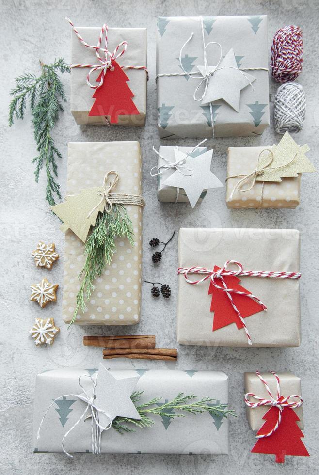 Caixas de presente caseiras decorativas de natal embrulhadas em papel kraft marrom foto