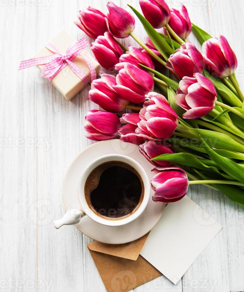 xícara de café e tulipas cor de rosa foto