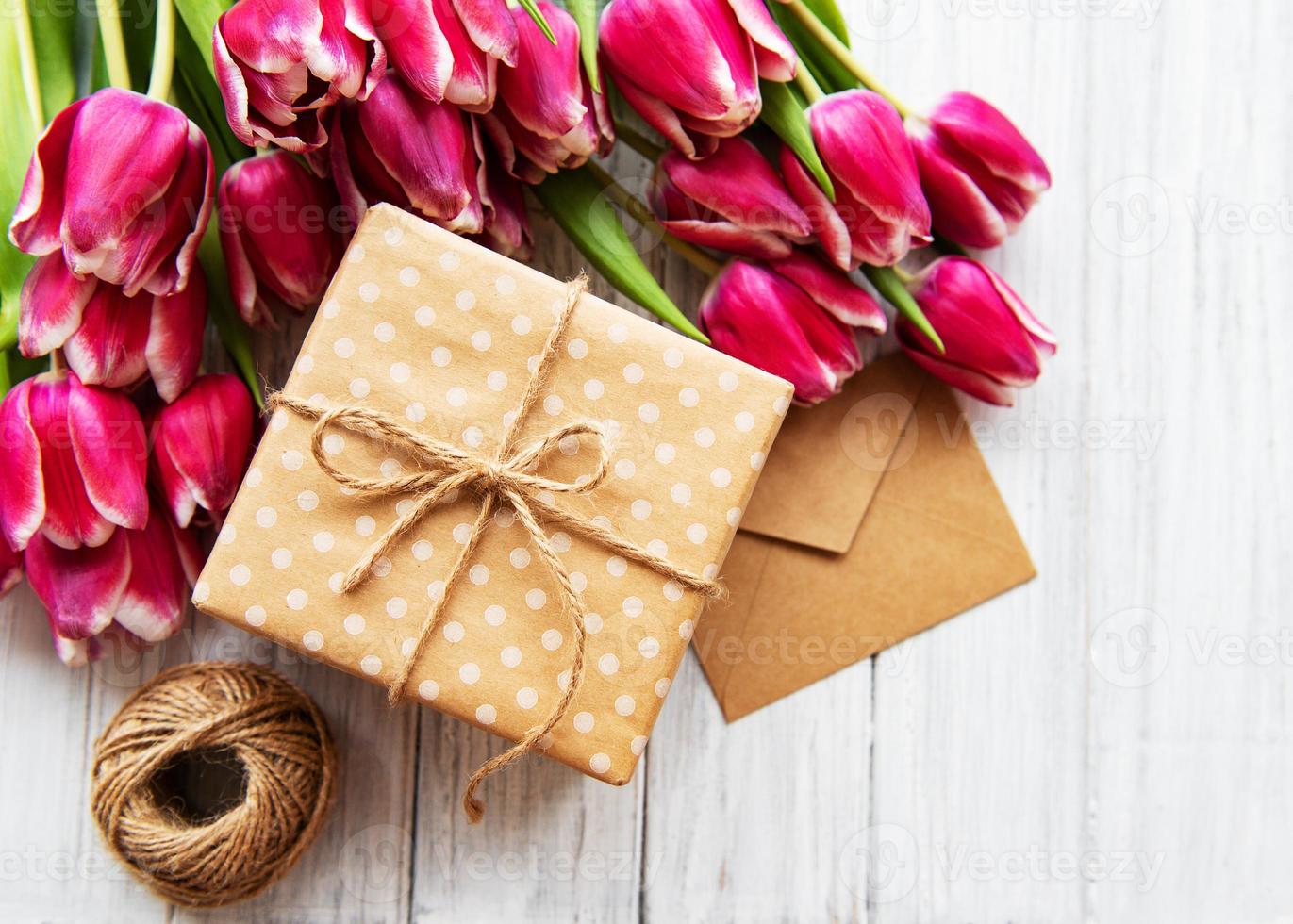 caixa de presente e buquê de tulipas foto