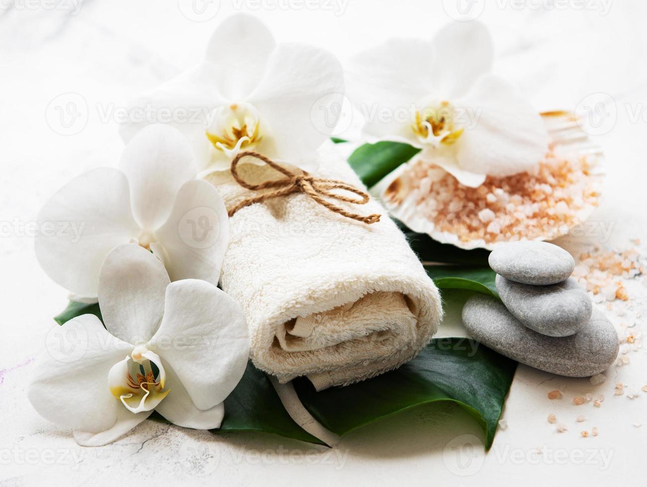 ingredientes naturais de spa com flores de orquídea foto