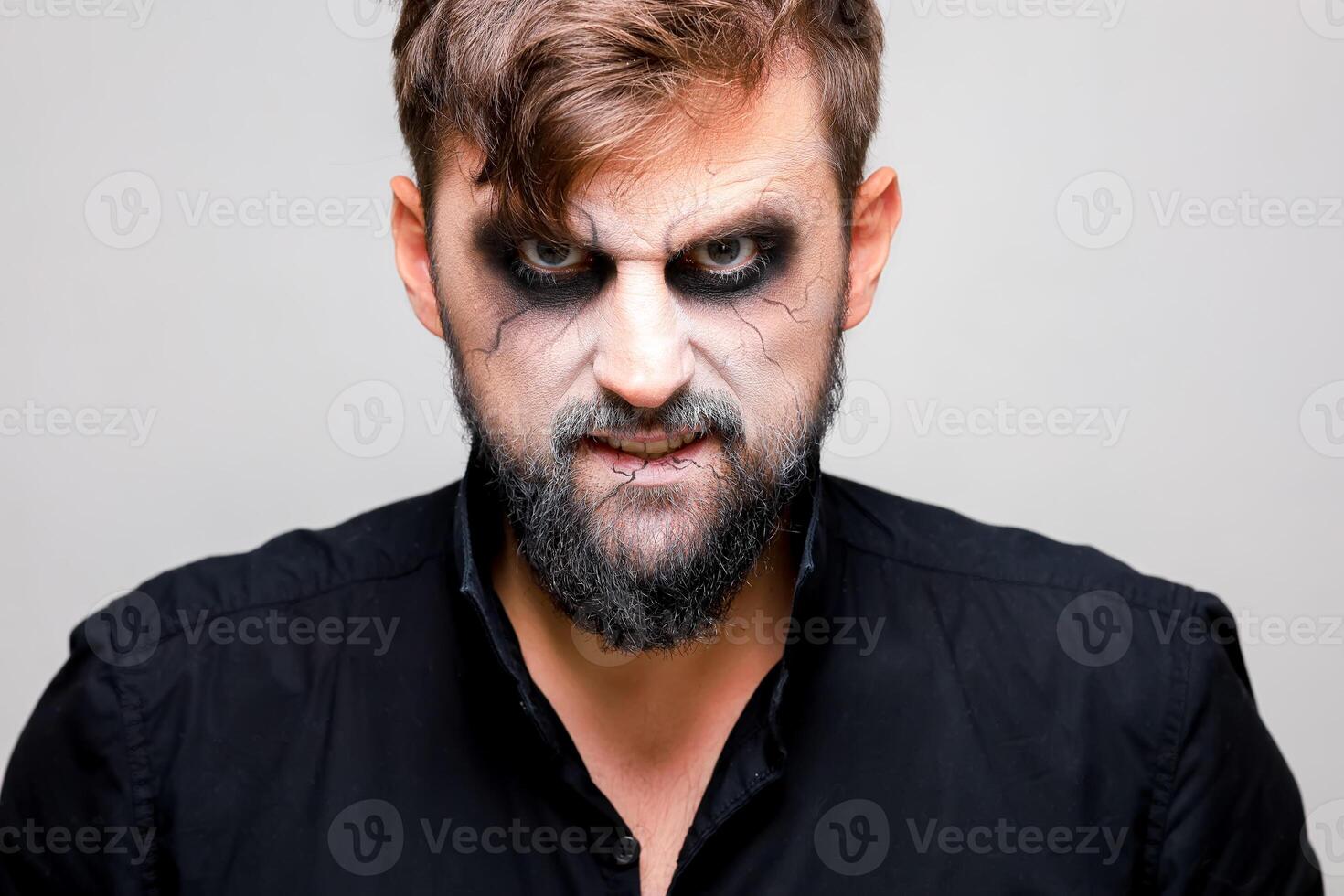 fechar-se retrato do uma homem com uma barba com Maquiagem para dia das Bruxas dentro a estilo do a Morto-vivo foto
