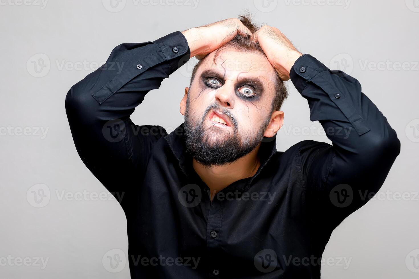 dia das Bruxas e Maquiagem para uma barbudo homem quem lágrimas a cabelo em dele cabeça foto