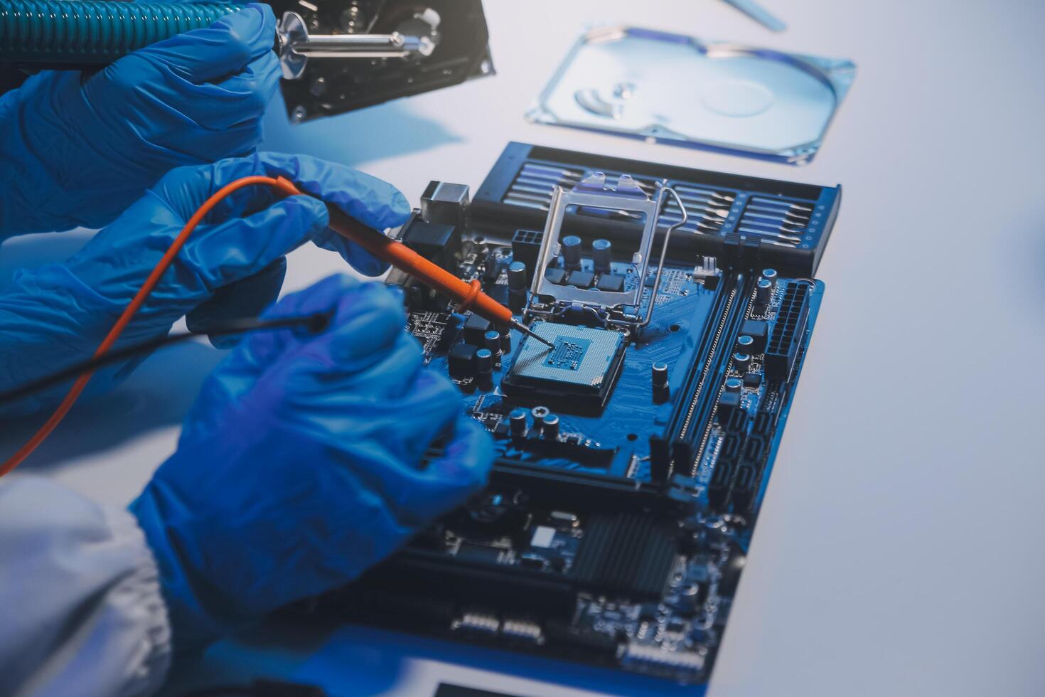 fechar acima do técnico medindo Voltagem eletrônico o circuito borda televisão, serviço depois de venda consertar elétrico equipamento dentro seguro. foto