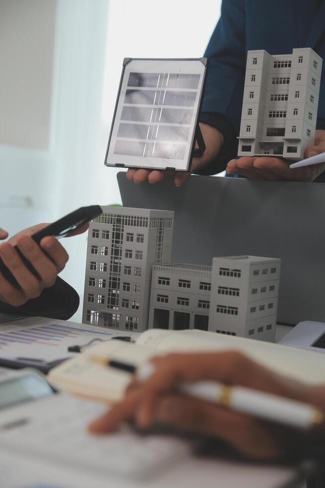 equipe do arquiteturas e homem de negocios estão discutindo e debate em chão plano modificação para real Estado sustentável investimento e solar energia habitação desenvolvimento projeto foto