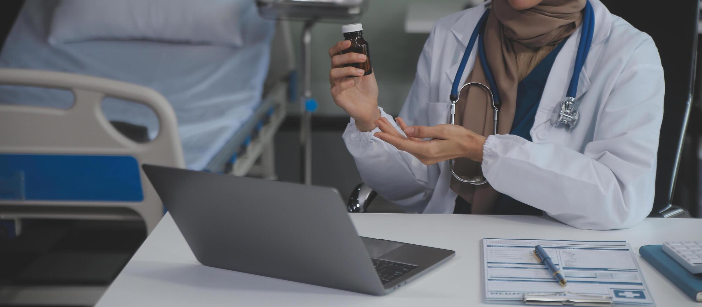 cortada Visão do médico dentro branco casaco segurando garrafa medicamento, prescrevendo pílulas para doente paciente através da conectados consulta. família terapeuta recomendar qualidade medicação. assistência médica, tratamento conceito foto