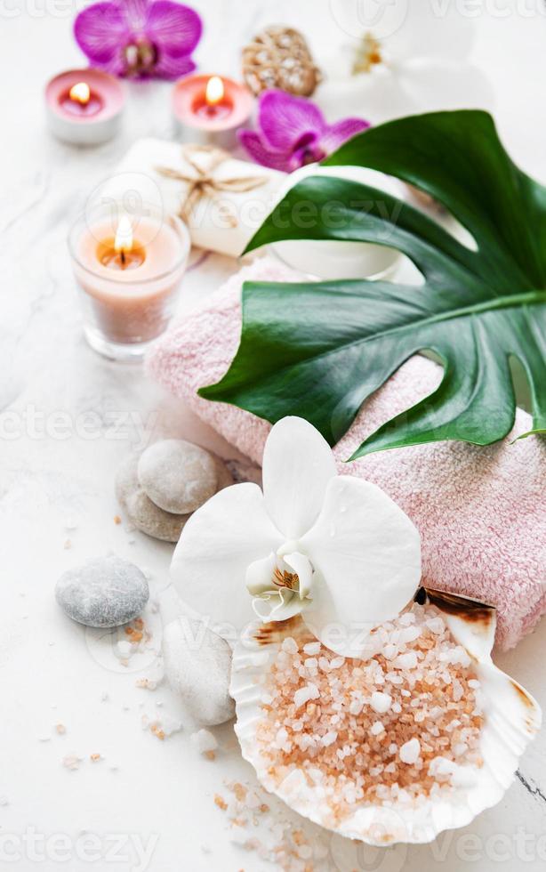 ingredientes naturais de spa com flores de orquídea foto