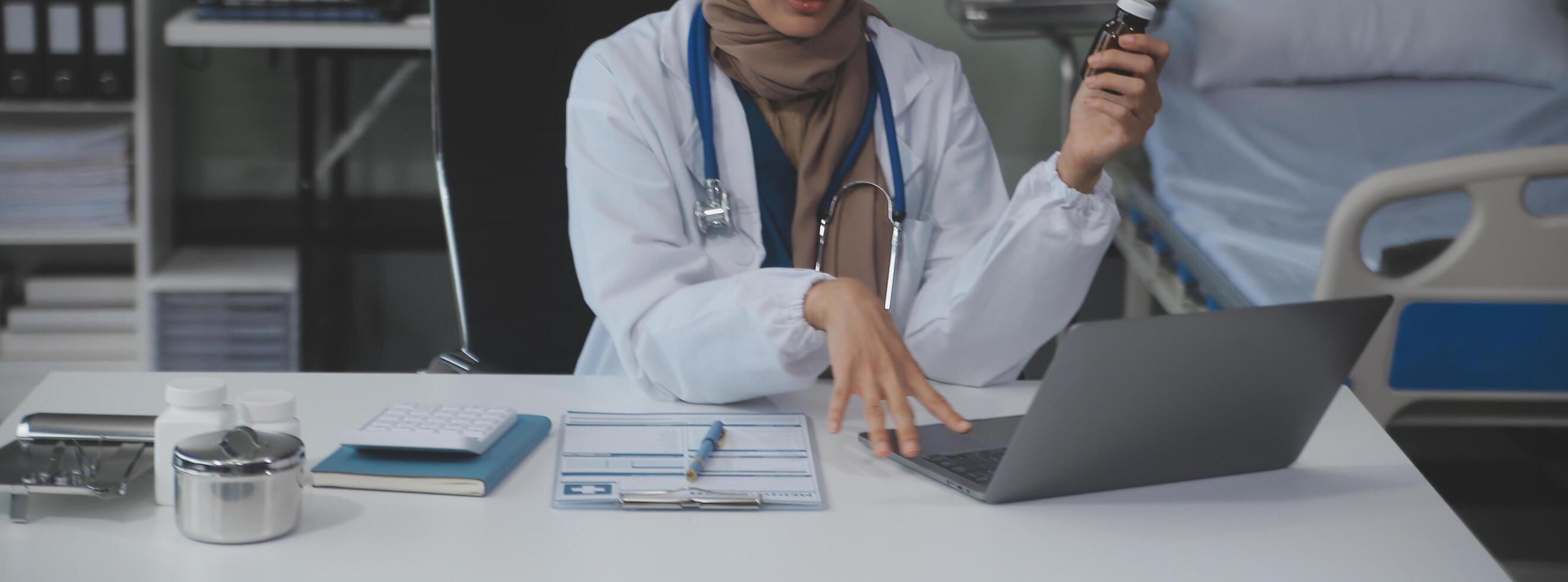 cortada Visão do médico dentro branco casaco segurando garrafa medicamento, prescrevendo pílulas para doente paciente através da conectados consulta. família terapeuta recomendar qualidade medicação. assistência médica, tratamento conceito foto