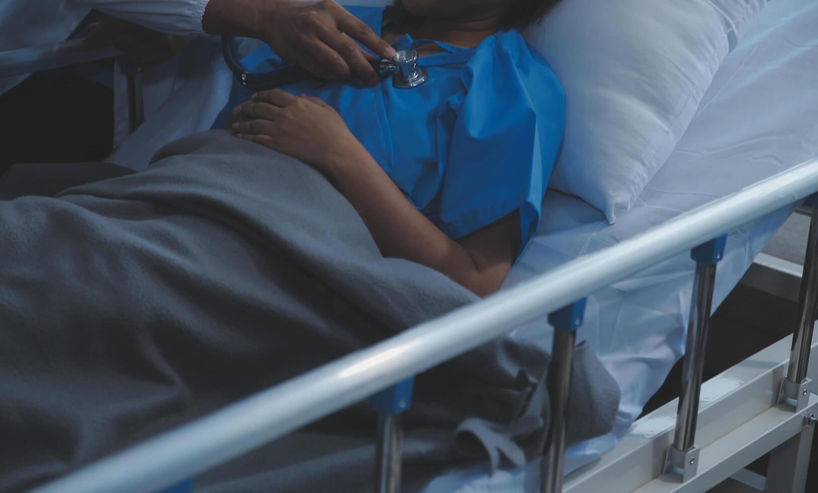 médico e paciente discutindo algo enquanto está sentado à mesa. conceito de medicina e saúde. médico e paciente foto