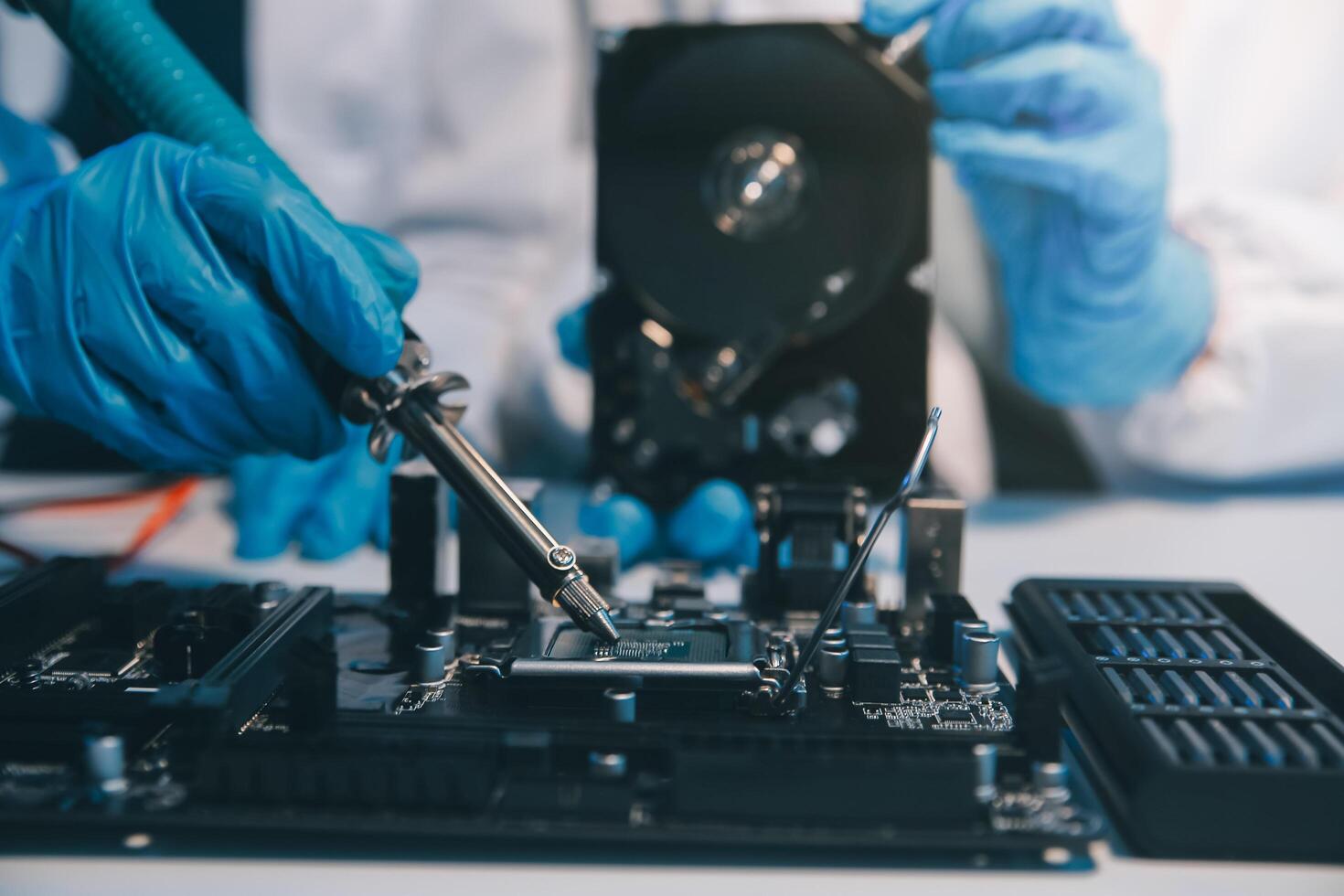 fechar acima do técnico medindo Voltagem eletrônico o circuito borda televisão, serviço depois de venda consertar elétrico equipamento dentro seguro. foto