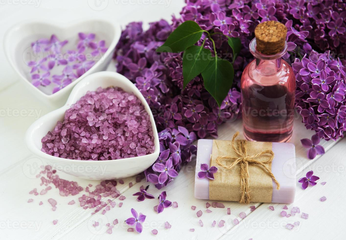 óleo essencial com flores lilás foto