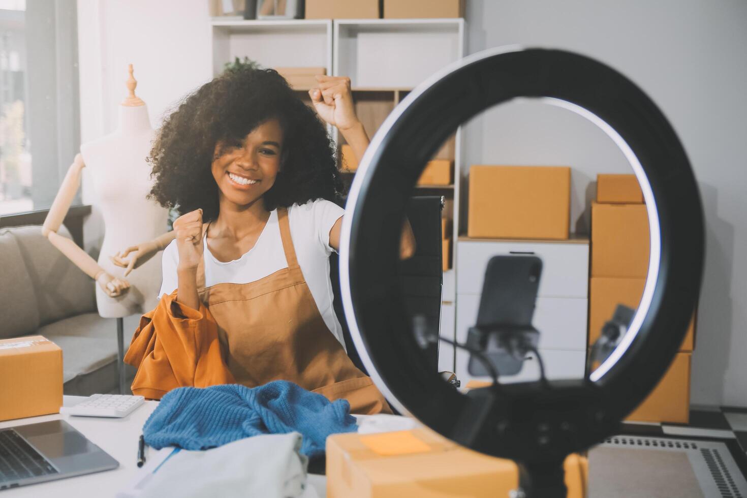 moda blogueiro conceito, jovem ásia mulheres vendendo roupas em streaming.startup pequeno o negócio sme, usando Smartphone ou tábua levando receber e verificação dentro escritório foto