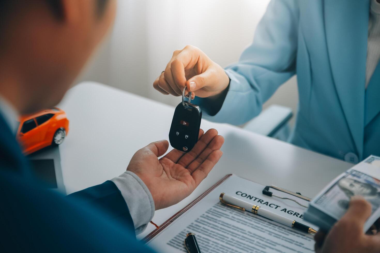 seguro oficiais mão sobre a carro chaves depois de a inquilino. ter assinado a auto seguro documento ou uma de concessão ou acordo documento comprando ou vendendo uma Novo ou usava carro com uma carro foto