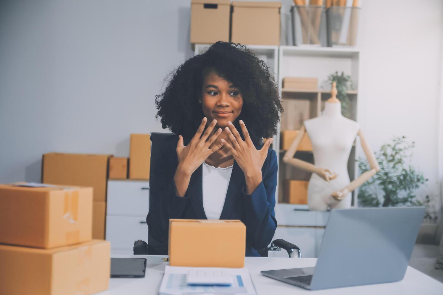 empreendedor de pequenas empresas de inicialização de mulher asiática freelance usando um laptop com caixa de sucesso alegre mulher asiática sua mão levanta caixa de embalagem de marketing on-line e conceito de ideia de entrega de sme foto