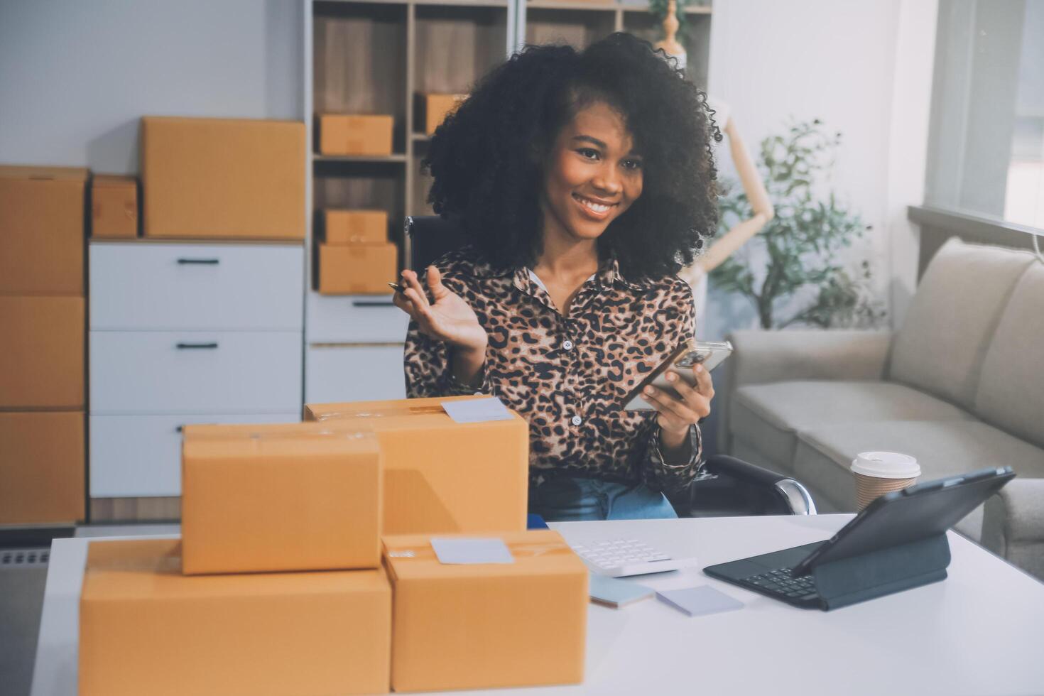 empreendedor de pequenas empresas de inicialização ou mulher asiática freelance usando um laptop com caixa, jovem mulher asiática de sucesso com a mão levantada, caixa de embalagem de marketing on-line e entrega, conceito de sme. foto