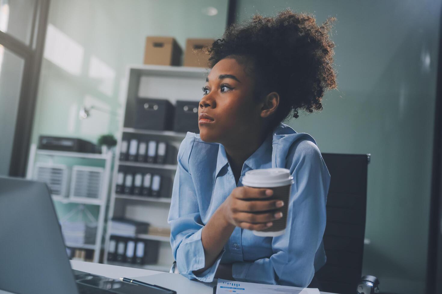 triste cansado jovem ásia senhora pensamento, dormir às computador portátil, sofrimento a partir de excesso de trabalho, estresse dentro quarto interior. prazo final, problemas dentro estudar, trabalhar, negócios, freelance às casa Novo normal com tecnologia foto