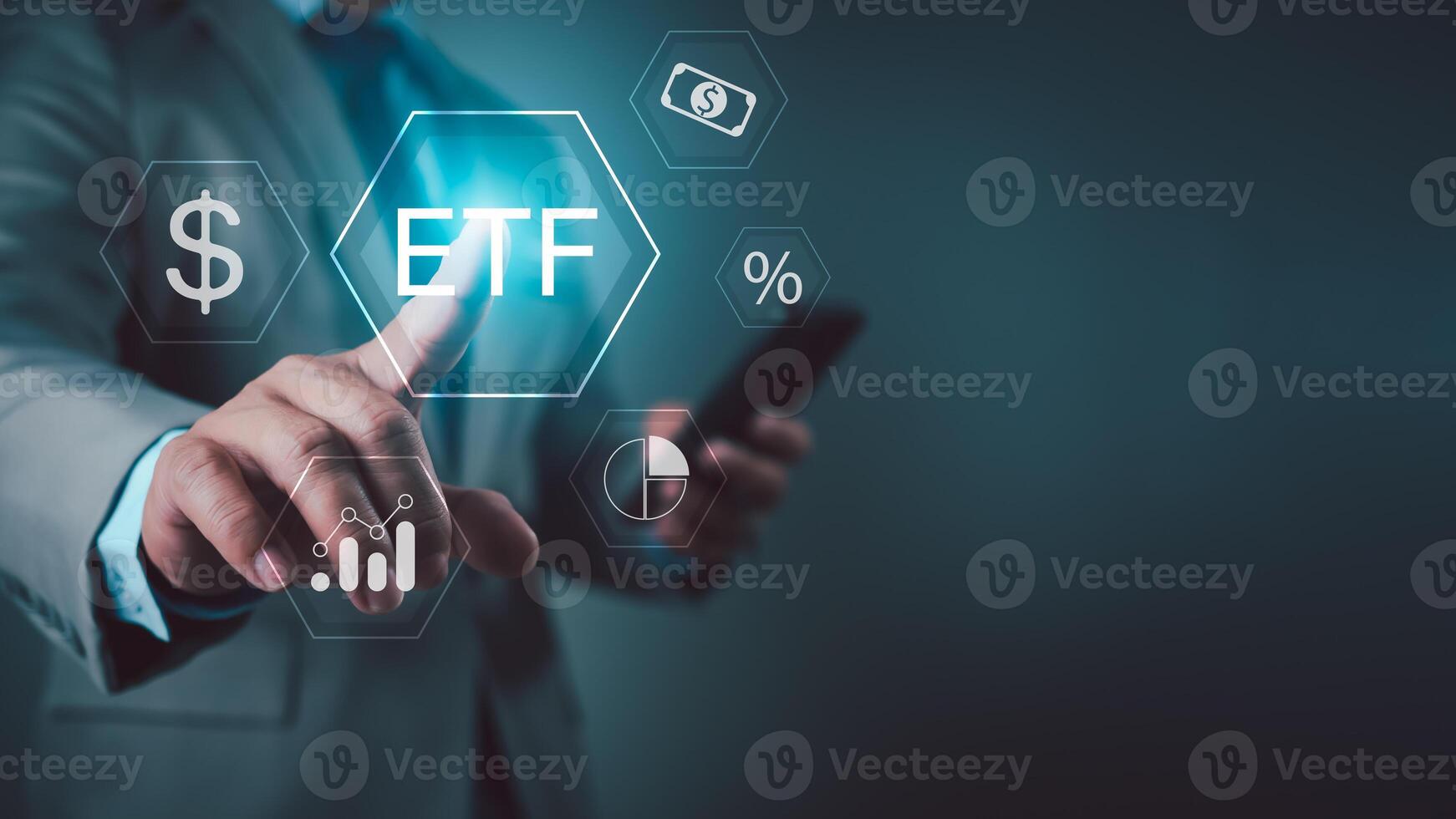 empresários usar seu dedos toque ícones do etf troca negociado fundo estoque mercado negociação investimento financeiro conceito, investimento oportunidades dentro mútuo fundos e etf. foto