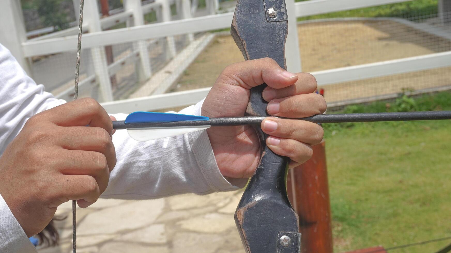 atleta visando às uma alvo e fotos a seta. tiro com arco.