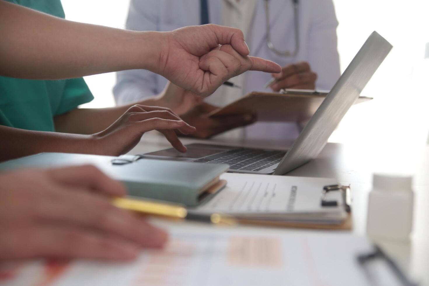 médico equipe encontro por aí mesa dentro moderno hospital foto