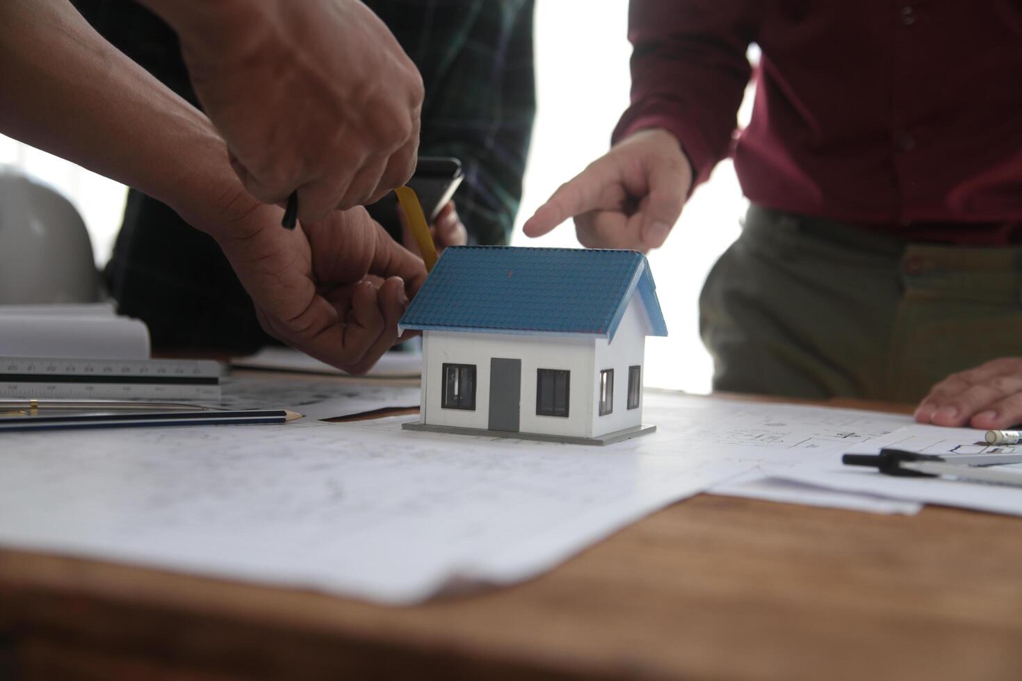 conceito de construção e estrutura de reunião de engenheiro ou arquiteto para projeto trabalhando com parceiros e ferramentas de engenharia na construção de modelo e projeto no local de trabalho, contrato para ambas as empresas. foto