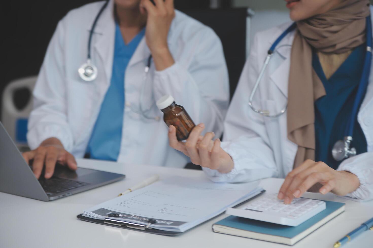 ásia psicólogo mulheres apontando em pílulas garrafa para explicando remédio e prescrição para fêmea paciente enquanto dando aconselhamento sobre médico e mental saúde terapia para fêmea paciente dentro clínica. foto