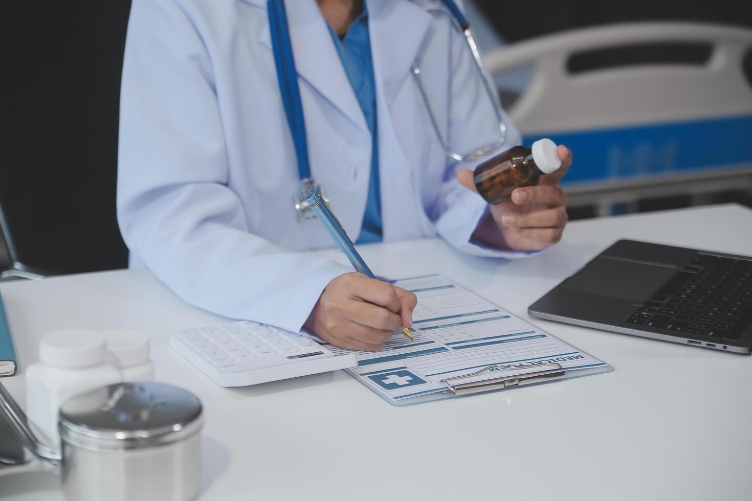 cortada Visão do médico dentro branco casaco segurando garrafa medicamento, prescrevendo pílulas para doente paciente através da conectados consulta. família terapeuta recomendar qualidade medicação. assistência médica, tratamento conceito foto