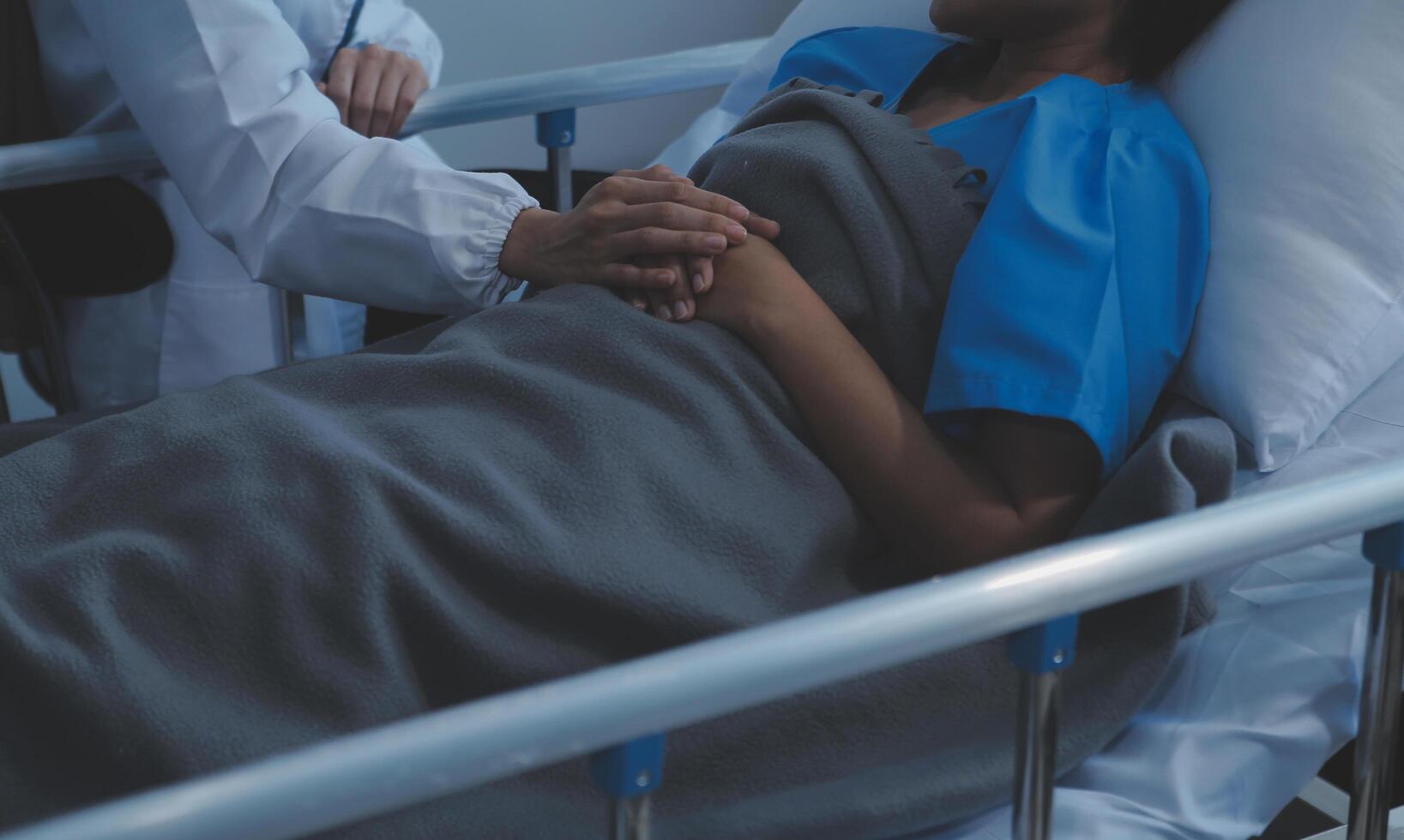 cortada tiro do uma fêmea enfermeira aguarde dela Senior pacientes mão. dando apoiar. médico ajudando velho paciente com Alzheimer doença. fêmea cuidador segurando mãos do Senior homem foto