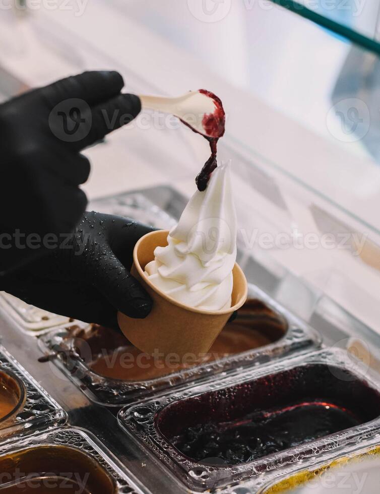 saudável iogurte gelo cremes com diferente coberturas foto
