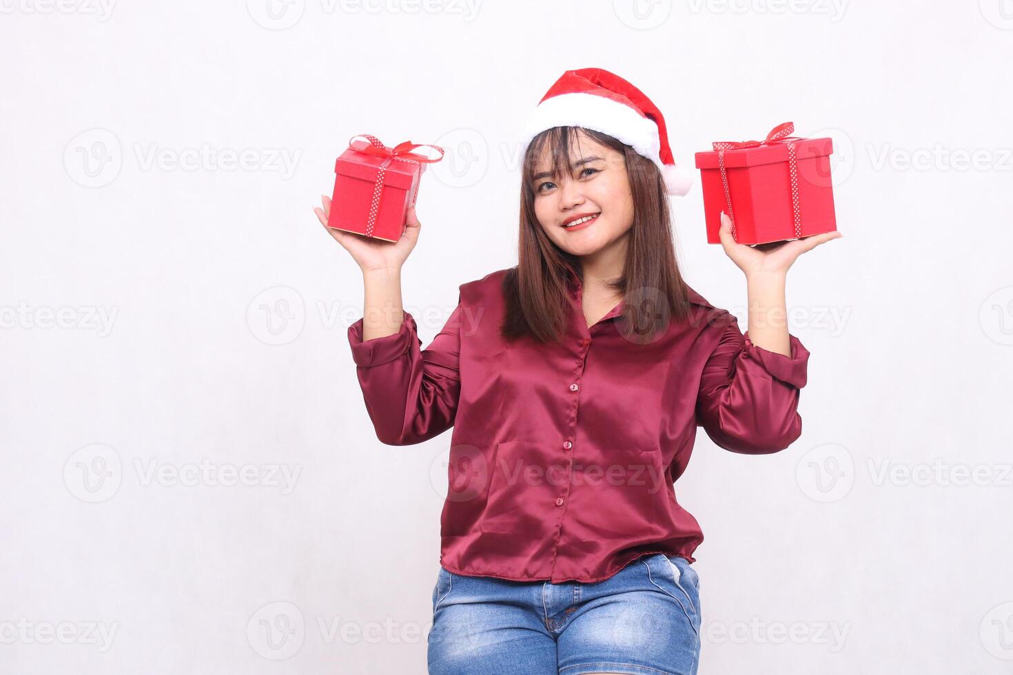 foto retrato do jovem lindo ásia avião menina carregando presente caixa dentro Natal santa claus chapéu moderno brilhante vermelho camisa equipamento todos mãos levantar caixa em branco fundo para promoção e publicidade