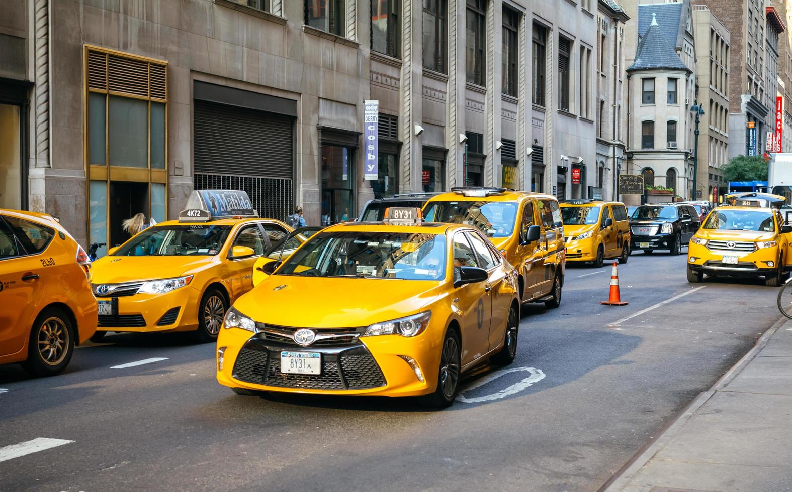 cidade de nova york, eua - 21 de junho de 2016. táxis amarelos no tráfego intenso da rua 31 de manhattan foto