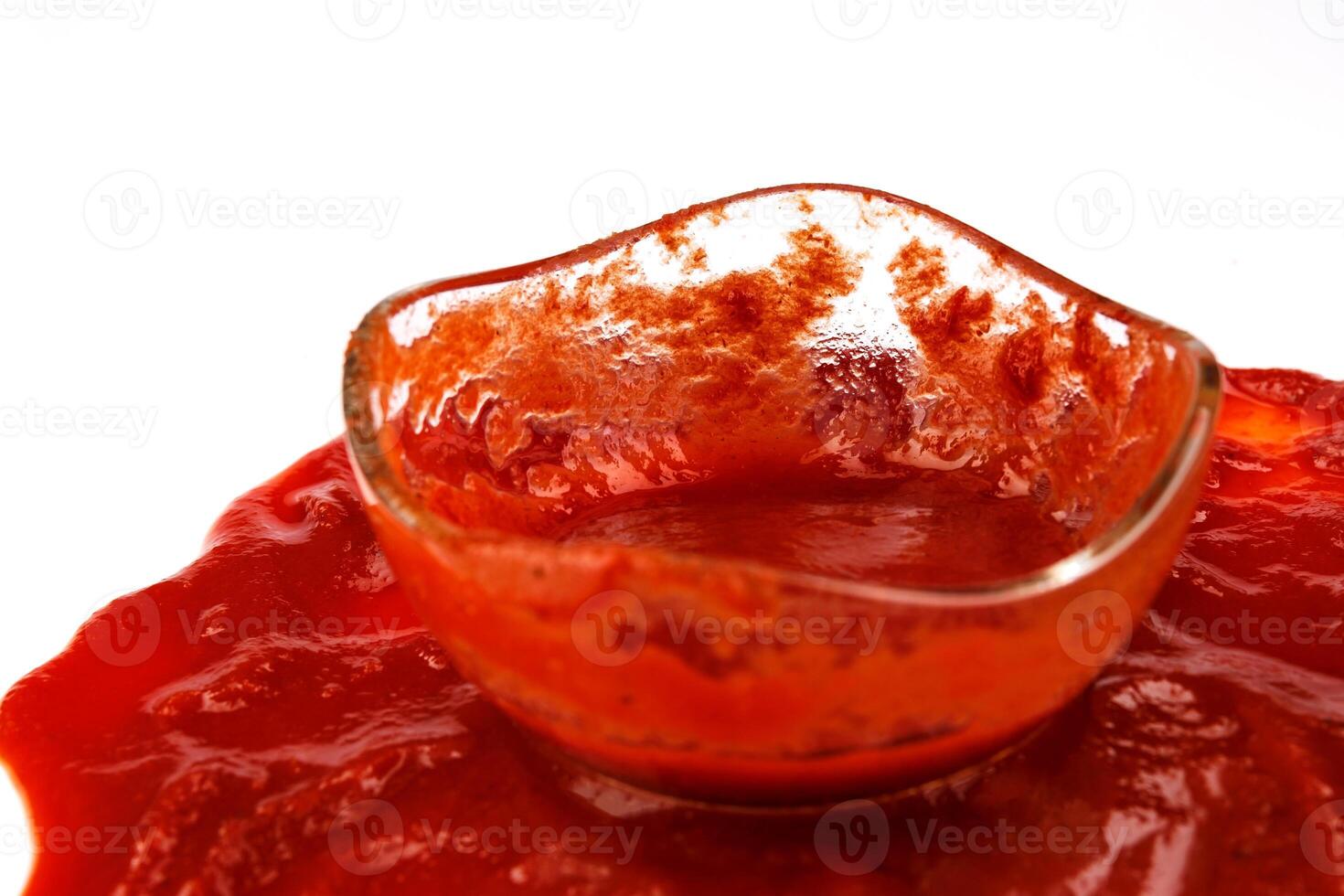 tomate molho . vidro copo com remanescente ketchup e ketchup derramado por aí isto. foto