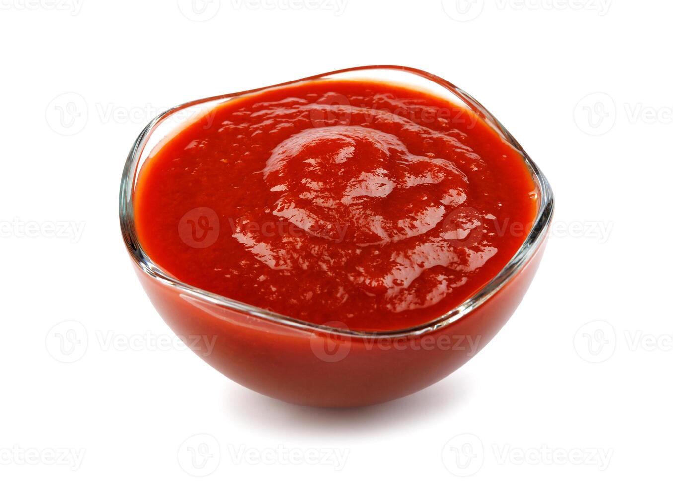ketchup dentro uma vidro copo isolado em uma branco fundo. tomate molho . foto
