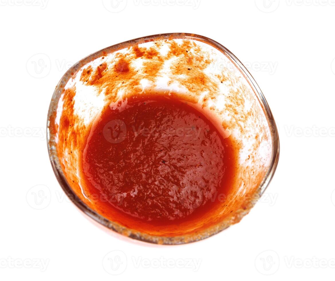 vidro copo com ketchup isolado em branco fundo. foto