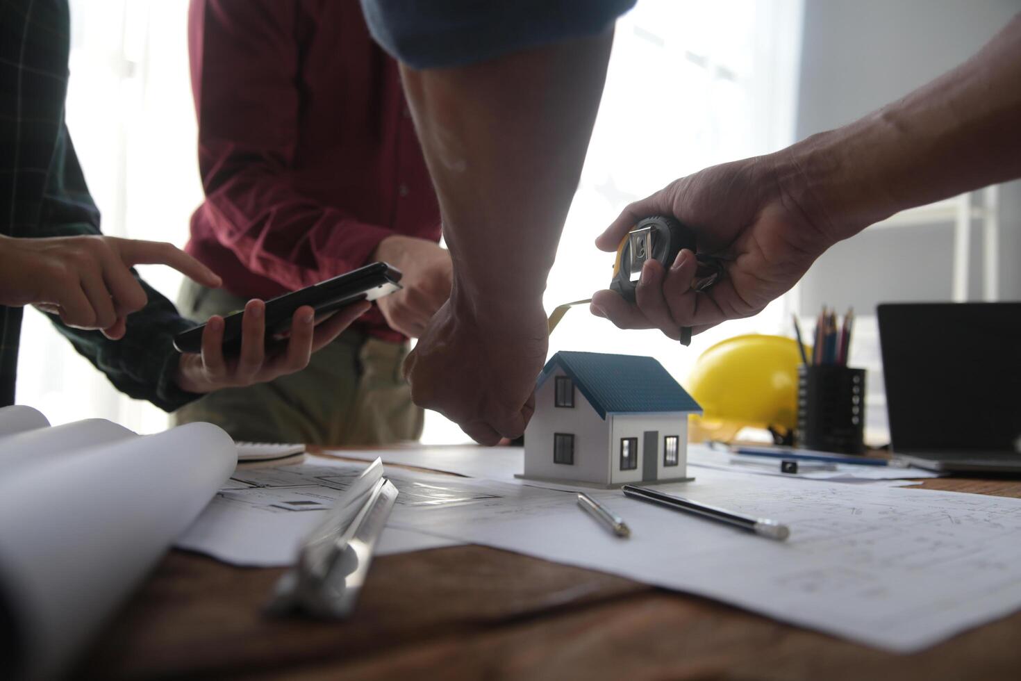 conceito de construção e estrutura de reunião de engenheiro ou arquiteto para projeto trabalhando com parceiros e ferramentas de engenharia na construção de modelo e projeto no local de trabalho, contrato para ambas as empresas. foto