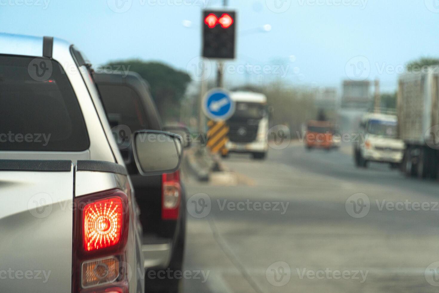 pegar carro prata cor em a estrada Pare e virar em freio claro. tráfego luz em a estrada. borrão imagem do tráfego geléia. foto